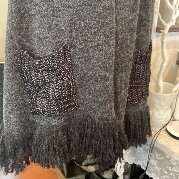 Grey Reading Shawl with Two Pockets - Picture 5 of 11